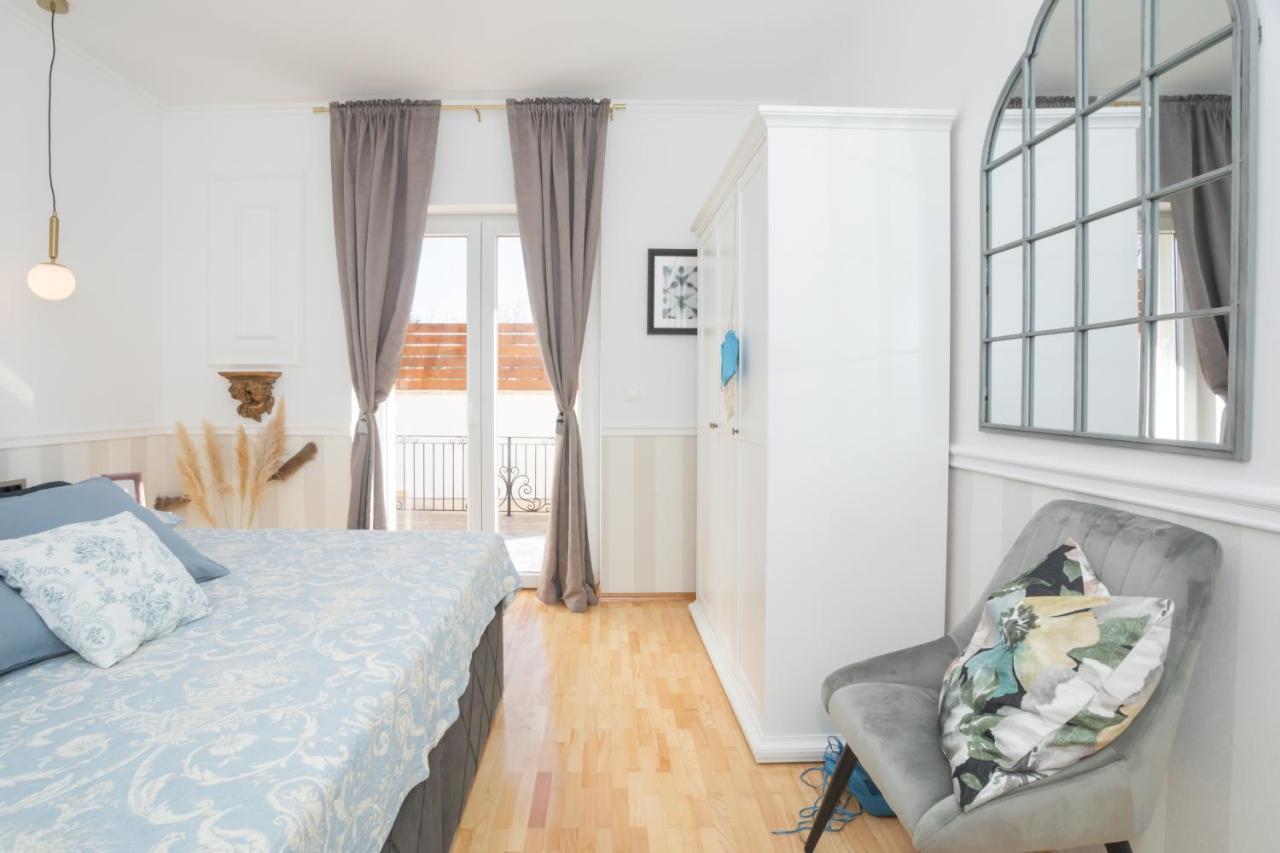 The Residence Bilice Bagian luar foto